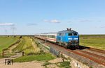 Während die DB 218er ständig ausgetauscht werden, scheint die 218 058 (ex 218 412) der PRESS ein unermüdlicher Dauerläufer zu sein und ist schon seit Wochen vor dem Umlauf IC 2214/2215 unterwegs. Hier befördert sie den IC 2215 nach Köln westlich von Klanxbüll. (24.09.2025) <i>Foto: Joachim Bügel</i>