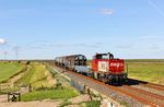 DL 2 der Norddeutschen Eisenbahn Niebüll GmbH (neg), ex V 100 1233, mit der einzigen Güterzugleistung von Westerland (Sylt) nach Niebüll (DGN 56917) westlich von Klanxbüll. (24.09.2025) <i>Foto: Joachim Bügel</i>