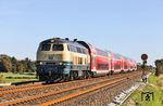 Auch die Tage des Einfahrvorsignals des Bahnhofs Klanxbüll aus Richtung Hindenburgdamm sind gezählt. 218 330 ist mit RE 11016 (Hamburg-Altona - Westerland/Sylt) auf dem Weg zu Deutschlands nördlichster Insel. (24.09.2025) <i>Foto: Joachim Bügel</i>