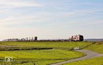 Weiterhin solo mühte sich 218 322 vor den Autozügen ab. Die Geräuschkulisse am Hindenburgdamm vor dem 1100 t schweren AS 1445 nach Niebüll in Höhe des Friedrich-Wilhelm-Lübke-Koogs war entsprechend. (24.09.2025) <i>Foto: Joachim Bügel</i>