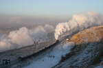 An diesem kalten Januarmorgen hatte sich der Abdampf der Dampfloks aus der Nachtschicht in der Kohlegrube von Jalainur noch nicht verzogen, als eine SY ("Hohes Ziel") einen Zug aus der Grube schob.  (13.01.2008) <i>Foto: Udo Kandler</i>