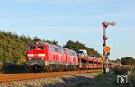 Zum Tagesabschluss hatte man in Niebüll wohl doch noch ein Einsehen und 218 385 unterstützte 218 322 als Zuglok. In Doppeltraktion ging es vor dem AS 1448 bei Klanxbüll nach Westerland (Sylt). (24.09.2025) <i>Foto: Joachim Bügel</i>