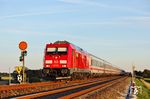 245 024 mit IC 2374 (Stuttgart Hbf - Westerland/Sylt) am Einfahrvorsignal des Gegengleises zum Bahnhof Klanxbüll. (24.09.2025) <i>Foto: Joachim Bügel</i>