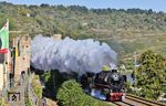 Manchmal haben auch Verspätungen etwas für sich: Durch mehrere Signalstörungen nördlich von Koblenz hatte der Sonderzug DPE 26321 anlässlich des Jubiläums "30 Jahre Eisenbahn-Romantik-Reisen und 100 Jahre Baureihe 01" mit 01 1104 und 01 1075 rund 30 Minuten Verspätung. Während dieser Zeit löste sich der Nebel in Oberwesel auf. Die beiden Loks sorgten dann für neue Nebelschwaden. (01.10.2025) <i>Foto: Joachim Bügel</i>
