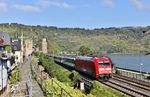 101 009 mit einem der beiden letzten planmäßigen Leistungen der Baureihe 101 am Rhein in Oberwesel. Wie der EC 9 wird auch der hier zu sehende EC 7 von Hamburg-Altona nach Interlaken Ost zum Fahrplanwechsel 2025/26 durch einen ICE ersetzt. Das lokbespannte Zugpaar IC 2012/2013 ist wegen Bauarbeiten schon vorzeitig gestrichen worden. (01.10.2025) <i>Foto: Joachim Bügel</i>