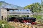 01 1104 und 01 1075 fahren unter dem stillgelegten Reiterstellwerk "Bkb" (Kreuzbach Befehlsstellwerk) des ehemaligen Bahnhofs Bingerbrück (heute Bingen/Rhein Hauptbahnhof) durch. Hier bog der Sonderzug ins Nahetal ab. (01.10.2025) <i>Foto: Roland Hackl</i>