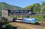 101 039 mit passender Werbung für den Schweizerischen Nationalpark vor dem EC 9 nach Zürich HB unter dem alten Bingerbrücker Reiterstellwerk "Bkb" in Bingen (Rhein) Hbf. (01.10.2025) <i>Foto: Roland Hackl</i>