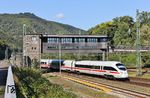 Und noch einmal der Klassiker mit dem Reiterstellwerk "Bkb": 411 062 fährt als ICE 27 nach Wien in Bingen (Rhein) Hbf ein. (01.10.2025) <i>Foto: Joachim Bügel</i>