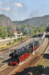 Nach einem kurzen Halt in Bad Münster am Stein geht es für 01 1104 und 01 1075 weiter durch das Alsenztal. (01.10.2025) <i>Foto: Joachim Bügel</i>