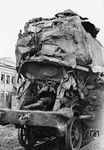01 1075 war nach dem Krieg neben der 1948 ausgemusterten 01 1067 die am schwersten beschädigte Lok der Baureihe 01.10. Nach Schäden durch einen Luftangriff stand die Hannoveraner Lok seit 21. Janaur 1944 im RAW Braunschweig abgestellt. Nachdem ihr Tender verschrottet worden war, wurde auch die Lok am 20.06.1945 auf z-gestellt. Erst Anfang 1949 fiel die Entscheidung, die fast komplett zerstörte Lok wieder aufzuarbeiten. Vom 13. Januar 1949 bis zum 16. Mai 1949 erfolgte die Reparatur im PAW Henschel in Kassel, wo auch dieses Bild entstand. Umso erstaunlicher, dass dieser ehemalige Schrotthaufen bis heute munter im Einsatz ist. (01.1949) <i>Foto: Horst Troche</i>