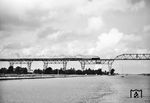 Eine unbekannte Altonaer 012 rumpelt mit dem D 672 (Westerland - Frankfurt/M) über den Nord-Ostsee-Kanal bei Hochdonn. (11.07.1970) <i>Foto: Hermann Hoyer</i>