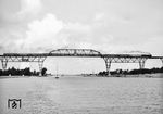 Der D 672 nach Frankfurt (Main) passiert die Hochdonner Brücke über den Nord-Ostsee-Kanal. Hinter der 012 hängt der Kurswagen von Esbjerg nach Hamburg-Altona. (11.07.1970) <i>Foto: Hermann Hoyer</i>