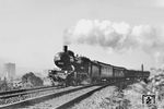 18 131 (Bw Stuttgart-Rosenstein) mit einem Schnellzug, gebildet aus alten preußischen und württembergischen Schnellzugwagen, bei Stuttgart-Bad Cannstatt. (1934) <i>Foto: RVM (Ulmer)</i>