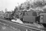 Und noch ein Blick hinterher auf die ungewöhnliche Bespannung des E 1556 mit 211 359 (Bw Ulm) und 023 059 (Bw Crailsheim) bei der Ausfahrt aus Crailsheim. (04.04.1971) <i>Foto: Wolfgang Bügel</i>