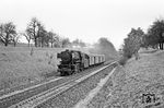 Mit dem P 3728 von Crailsheim nach Heilbronn hatte 023 042 bei Sulzdorf (kurz vor Schwäbisch Hall-Hessental) keine große Mühe. (04.04.1971) <i>Foto: Wolfgang Bügel</i>