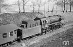 Ein schöner Rücken kann auch entzücken: 023 016 war die erste Lok aus der 2. Bauserie von Jung aus dem Jahr 1952, gekennzeichnet u.a. durch ein Führerhaus mit Lüftungsaufsatz, Gleitlager in den Stangen und dem alten Tender mit seitlichen Streben. Die Aufnahme entstand vor dem P 2718 in Wallhausen (Württ). (04.04.1971) <i>Foto: Wolfgang Bügel</i>