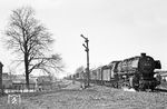Die Crailsheimer 044 374 (ex 44 1374) passiert mit Dg 7209 das Einfahrsignal von Crailsheim, interessiert beobachtet nicht nur von den Fotografen, sondern auch von Mutter und Kind am Straßenrand. (04.04.1971) <i>Foto: Wolfgang Bügel</i>