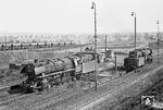 044 374 hatte den Dg 7209 im Bahnhof Crailsheim an eine Nürnberger 44er übergeben und fand sich nun auch im Bw ein. Rechts steht 023 016. (04.04.1971) <i>Foto: Wolfgang Bügel</i>