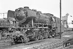 Auf dem weiteren Weg der Ostertour 1971 von Crailsheim nach Kaiserslautern stand kurz das Bw Heilbronn auf dem Plan. Dort stand 023 006 aus der 1. Bauserie von Henschel (Kassel) aus dem Jahr 1950. (04.04.1971) <i>Foto: Wolfgang Bügel</i>