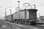 152 004 verdiente ihr Gnadenbrot im Bw Kaiserslautern vor dem Hilfszug . (05.04.1971) <i>Foto: Wolfgang Bügel</i>