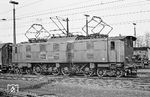 152 004 war eine der letzten Loks der Baureihe E 52 der DB. Die noch 1925 als Gattung EP 5 unter der Nr. 21504 der Gruppenverwaltung Bayern in Dienst gestellte Lok war bis 1971 beim Bw Kaiserslautern stationiert. Ihre z-Stellung erfolgte am 20.07.1971 nach einer Laufleistung von 1.629.099 km. Bis 1976 war sie noch als Heizlok in Eichenberg tätig, bis sie schließlich am 15.05.1977 im AW Kassel zerlegt wurde. (05.04.1971) <i>Foto: Wolfgang Bügel</i>