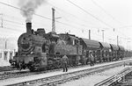 Im Rangierbahnhof Saarbrücken macht sich 094 581 (94 1581) im Rangierdienst nützlich. (05.04.1971) <i>Foto: Wolfgang Bügel</i>