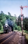 03 1060 (Bw Hagen-Eckesey) mit dem E 529/429 nach Kassel unterwegs auf der oberen Ruhrtalbahn zwischen Arnsberg und Bestwig bei Oeventrop.  (1965) <i>Foto: Dietrich Crone (Slg. G.Mitze)</i>