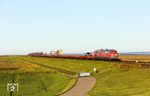 Im Herbst 2025 sind solche Anblicke mittlerweile rar geworden: Das 218-Doppel 218 385 mit 218 322 vor AS 1413 nach Niebüll auf dem Hindenburgdamm westlich von Klanxbüll.  (25.09.2025) <i>Foto: Joachim Bügel</i>