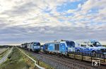 Begegnung zweier RDC-Autozüge bei Klanxbüll mit 247 908 (rechts) vor DPF 28907 nach Niebüll und RDC 07 (DE 2700-07) vor dem Gegenzug DPF 28908 nach Westerland (Sylt). (25.09.2025) <i>Foto: Joachim Bügel</i>