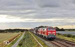 218 322 und 218 385 brummen mit AS 1416 nach Westerland (Sylt) bei Klanxbüll vorbei. (25.09.2025) <i>Foto: Joachim Bügel</i>