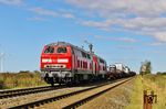 218 385 und 218 385 fahren mit AS 1425 (Westerland/Sylt - Niebüll) in Klanxbüll ein. (25.09.2025) <i>Foto: Joachim Bügel</i>