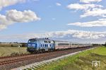 Die unermüdliche 218 058 der PRESS (ex 218 412) vor dem IC 2214 "Deichgraf" (Köln - Westerland/Sylt) bei Klanxbüll. (25.09.2025) <i>Foto: Joachim Bügel</i>