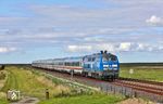 Auch bei der planmäßigen Rückfahrt des IC 2215 "Deichgraf" nach Köln mit der blauen PRESS 218 058 (ex 218 412) ließ sich bei Klanxbüll keine Sonne blicken. (25.09.2025) <i>Foto: Joachim Bügel</i>