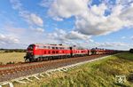 Im Spotlight streben 218 322 und 218 385 vor AS 1434 bei Klanxbüll der Insel Sylt entgegen. (25.09.2025) <i>Foto: Joachim Bügel</i>