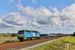 Mit 122 t sind die ehemaligen norwegischen Di 6 die schwersten Loks, die im Autozugverkehr nach Sylt eingesetzt werden. RDC 07 (DE 2700-07) befördert den DPF 28916 nach Westerland (Sylt) bei Klanxbüll. (25.09.2025) <i>Foto: Joachim Bügel</i>