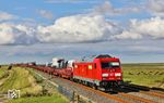 245 022 rollt mit AS 1439 nach Nielbüll auf Klanxbüll zu. Eigentlich sollten die beiden 218er hier noch erscheinen, aber durch die Verspätung der Autozüge von bis zu 80 Minuten an diesem Tag, wurde die Rückfahrt aus Sylt einfach gestrichen. (25.09.2025) <i>Foto: Joachim Bügel</i>