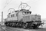 E 93 10 in ihrem Heimat-Bw Kornwestheim. Die seit 12.05.1937 fabrikneu hier beheimatete Lok beendete ihre aktive Dienstzeit an gleicher Stelle am 23.09.1976 (z-Stellung). (08.1966) <i>Foto: Wolfgang Jahn</i>