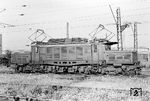 E 94 183 gehörte zu den Nachkriegsbauten der Baureihe E 94 von Krauss-Maffei/AEG und wurde am 25.06.1954 in Dienst gestellt. Vom 29.12.1963 bis 26.05.1967 gehörte sie dem Bw Kornwestheim an, wo auch diese Aufnahme entstand. (08.1966) <i>Foto: Wolfgang Jahn</i>