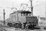 E 94 183 im Bw Kornwestheim. Nach einem Motorschaden am Fahrmotor 6 wurde sie am 28.09.1987 im Bw Ingolstadt abgestellt und am 31.10.1987 ausgemustert. (08.1966) <i>Foto: Wolfgang Jahn</i>