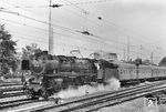 Die Nürnberger 01 046 mit Heinl-Mischvorwärmer und Turbospeisepumpe fährt mit dem E 576 nach Stuttgart aus dem Bahnhof Backnang. (08.1966) <i>Foto: Wolfgang Jahn</i>