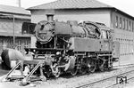 66 001 hatte zum Aufnahmezeitpunkt im Bw Gießen nur noch gut einen Monat aktiven Dienstes vor sich, denn am 02.10.1966 erlitt sie in voller Fahrt einen Treibstangenbruch und wurde am folgenden Tag z-gestellt. Ihre Ausmusterung erfolgte am 24.02.1967. (29.08.1966) <i>Foto: Wolfgang Jahn</i>