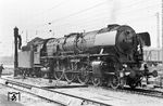 Die Kasselaner 01 1056 ergänzt ihre Wasservorräte im Bw Gießen. Nach ihrer Ausmusterung stand die Lok vom 5. April 1974 bis zum 11. Mai 1988 als Denkmallok in Rheine-Stadtberg. Heute befindet sie sich in der Bahnwelt Darmstadt-Kranichstein.  (29.08.1966) <i>Foto: Wolfgang Jahn</i>