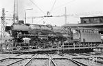 Ebenfalls aus Kassel war die ölgefeuerte 01 1105 ins Bw Gießen gekommen und wendet nun für die Rückfahrt auf der dortigen Drehscheibe. (29.08.1966) <i>Foto: Wolfgang Jahn</i>