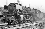 Mit 01 1087 tauchte die nächste Schnellzuglok aus Kassel in Gießen auf. Ihr weiteres Schicksal war nicht so erfreulich: Nach einer Flankenfahrt mit 044 201 in Paderborn wurde sie am 24.04.1968 abgestellt. (29.08.1966) <i>Foto: Wolfgang Jahn</i>