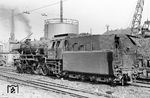23 023 wartet an der Bekohlung im Bw Gießen. Im April 1967 verließ sie ihre mittelhessische Heimat und kam ins Saarland zum Bw Saarbrücken Hbf. (29.08.1966) <i>Foto: Wolfgang Jahn</i>