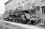 01 037 (Bw Trier) hatte den bekannten "Westerländer"-Eilzug von Trier nach Gießen befördert und genießt nun im Bw die Pause bis zur Rückfahrt am späten Nachmittag. (29.08.1966) <i>Foto: Wolfgang Jahn</i>