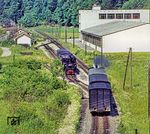Zugkreuzung in Aschach an der Steyr: Zug P 3671 mit Lok 298.53 aus Garsten (an 15.39 Uhr) wartet die Einfahrt von Zug P 3668 aus Molln mit Lok 298.52 ab. Rechts ist die Versandhalle der Werkzeugfabrik "Stern" zusehen, die 1975 ohne Bahnanschluss entstand. (08.1977) <i>Foto: Karsten Risch</i>