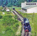 Nachdem 298.52 mit P 3668 nach Garsten den Bahnhof Aschach an der Steyr verlassen hat, hat der Zugführer des P 3671 die Handweiche für die Ausfahrt der 298.53 nach Molln gestellt. Der Vorgang wiederholte sich gegen 17.20 Uhr erneut, als hier die Züge 3670 und 3673 kreuzten. (08.1977) <i>Foto: Karsten Risch</i>