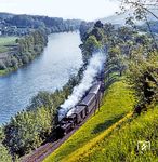 Bei Sommerhubermühle nähert sich die Bahntrasse wieder der in diesem Bereich gut 100 m breiten aber lediglich 20-30 cm tiefen Steyr an. Im Hintergrund ist die hölzerne, über viele Jahre hinweg marode Sommerhuberbrücke zu erkennen, auf der so mancher Autofahrer ein mulmiges Gefühl bekam. Am 12. August 2002 fiel sie einem Hochwasser zum Opfer. Der 2003 eingeweihte Neubau besteht nunmehr aus zwei Stahlträgern mit aufgesetzter Stahlbetonplatte. (08.1980) <i>Foto: Karsten Risch</i>