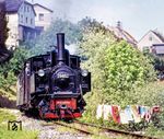 298.52 erreicht mit einem Personenzug aus Garsten die Station Grünburg. Ob die frische Wäsche am Ende des Tages noch sauber war, ist nicht überliefert. (08.1976) <i>Foto: Karsten Risch</i>